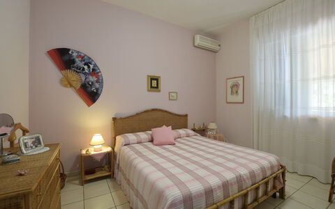 Villa Lina: Möbel, Bett, Schlafzimmer, Bedding, Bettdecke, Interior Design, Holz, Linens, Zimmer, Fussboden