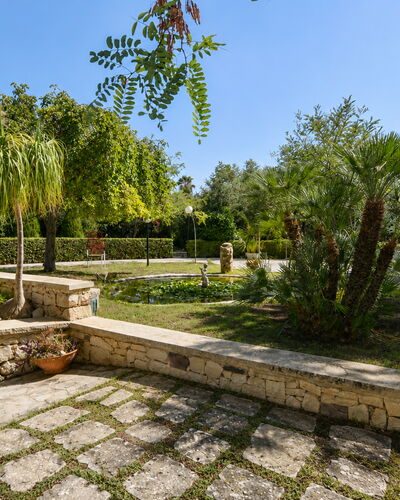 Villa Lina: Vegetation, Garten, Strauch, Ground, Flagstone, Walkway, Landscaping, Gehölz, Schatten