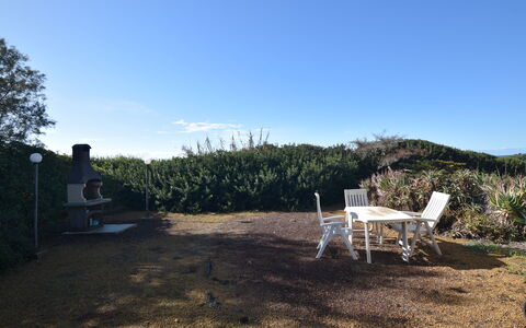 Punta Braccetto Fronte Mare: Strauch, Garten, Landscaping, Hinterhof, Gartenmöbel