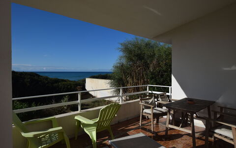 Punta Braccetto Fronte Mare: Möbel, Balkon, Stuhl, Gartenmöbel, Schatten, Tisch Im Freien, Geländer, Kaffetisch