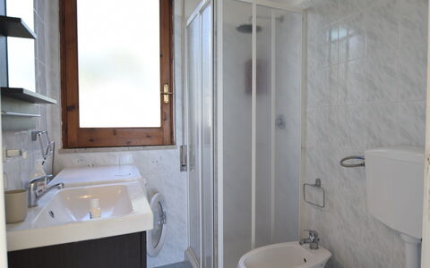 Punta Braccetto Fronte Mare: Flooring, Fussboden, Interior Design, Zimmer, Armatur, Wohnung, Sinken, Zapfhahn, Decke, Installation