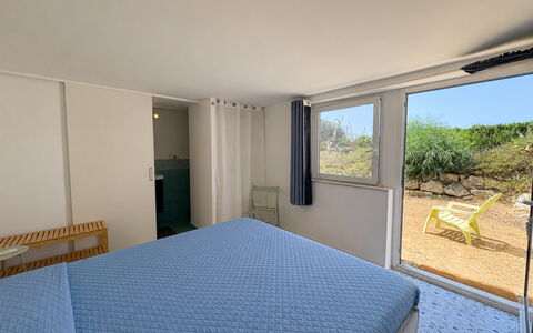 Punta Braccetto Fronte Mare: Schlafzimmer, Bett, Schatten, Bedding, Holzbeize, Bettrahmen, Bettdecke, Linens, Hotel