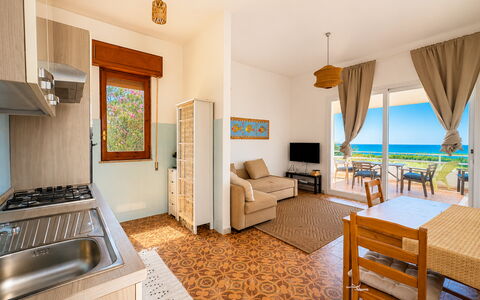 Punta Braccetto Fronte Mare: Möbel, Flooring, Fussboden, Interior Design, Meer, Stuhl, Holzbeize, Holzboden, Küche & Esszimmer Tisch, Ozean