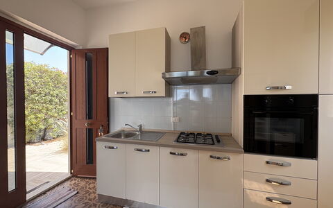 Punta Braccetto Fronte Mare: Küchengerät, Küche, Major Appliance, Haushaltsgerät, Cabinetry, Countertop, Holz, Interior Design, Flooring, Herd
