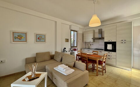 Punta Braccetto Fronte Mare: Möbel, Interior Design, Flooring, Fussboden, Zimmer, Couch, Holz, Decke, Tabelle, Wohnzimmer