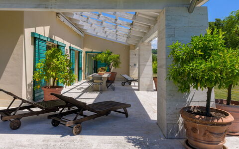La Sorgente: Gartenmöbel, Blumentopf, Schatten, Möbel, Stuhl, Outdoor Struktur, Zimmerpflanze, Terrasse, Garten, Veranda