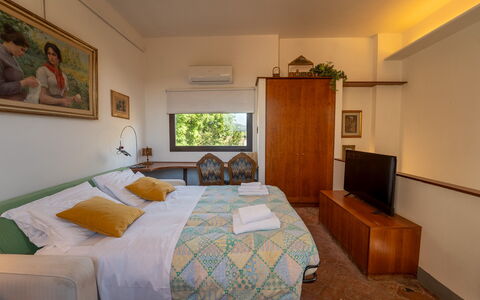 Casa dello Scrittore: Interior Design, Schlafzimmer, Bett, Fussboden, Flooring, Möbel, Bettdecke, Zimmer, Bedding, Decke