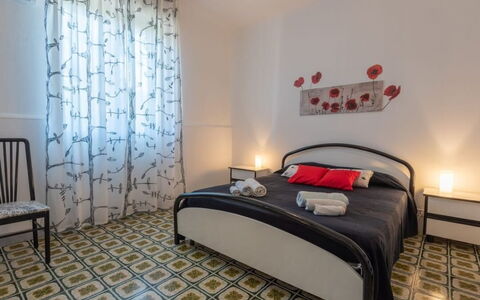 Villa Sole Mare: Fussboden, Flooring, Schlafzimmer, Interior Design, Möbel, Bett, Bettdecke, Zimmer, Linens, Bedding