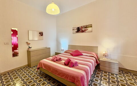 Villa Sole Mare: Fussboden, Flooring, Interior Design, Bett, Schlafzimmer, Holz, Möbel, Zimmer, Bettdecke, Bedding