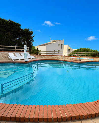 Villa Sole Mare: Schwimmbad, Gartenmöbel, Resort, Schatten, Freizeit, Thermae, Hotel, Eco Hotel, Holzbeize, Freizeitzentrum