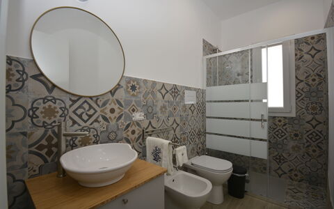 Villa Benvenuti al Sud: Flooring, Fussboden, Interior Design, Armatur, Toilleten Sitz, Fliese, Badezimmer, Toilette, Sinken, Installation