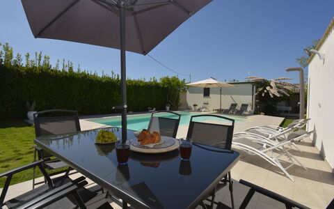 Villa Benvenuti al Sud: Möbel, Gartenmöbel, Schwimmbad, Stuhl, Regenschirm, Tisch Im Freien, Tabelle, Schatten, Küche & Esszimmer Tisch, Terrasse