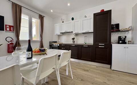 Villa Benvenuti al Sud: Möbel, Flooring, Interior Design, Küche, Holz, Fussboden, Holzboden, Countertop, Cabinetry, Küchengerät