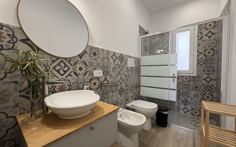 Villa Benvenuti al Sud: Flooring, Fussboden, Toilleten Sitz, Armatur, Interior Design, Badezimmer, Fliese, Toilette, Sinken, Installation