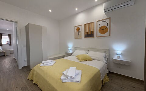 Villa Benvenuti al Sud: Fussboden, Holz, Flooring, Interior Design, Decke, Schlafzimmer, Bett, Möbel, Zimmer, Holzboden