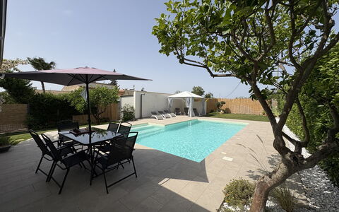 Villa Benvenuti al Sud: Schwimmbad, Resort, Verbundwerkstoff, Schatten, Gartenmöbel, Flagstone, Garten, Landscaping, Eco Hotel, Beton