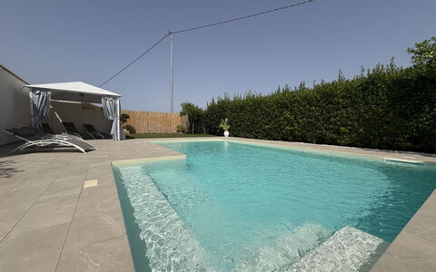 Villa Benvenuti al Sud: Schwimmbad, Blau, Resort, Verbundwerkstoff, Water Feature, Schatten, Freizeit, Beton, Eco Hotel, Fliese