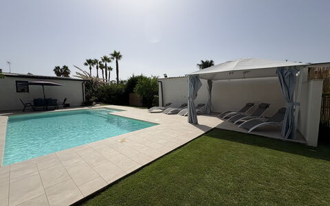 Villa Benvenuti al Sud: Schwimmbad, Schatten, Resort, Verbundwerkstoff, Gartenmöbel, Landscaping, Estate, Hazienda, Garten, Freizeit