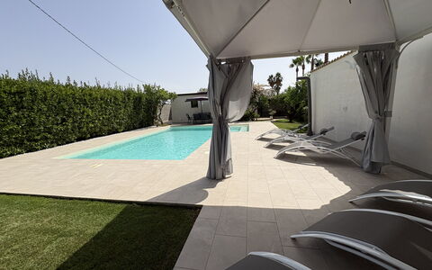 Villa Benvenuti al Sud: Schwimmbad, Schatten, Verbundwerkstoff, Resort, Freizeit, Gartenmöbel, Eco Hotel, Landscaping, Garten, Outdoor Struktur