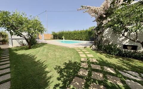 Villa Benvenuti al Sud: Garten, Schwimmbad, Rasen, Schatten, Landscaping, Hinterhof, Garten, Flagstone, Kunstrasen