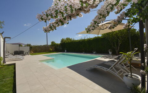 Villa Benvenuti al Sud: Schwimmbad, Verbundwerkstoff, Resort, Schatten, Garten, Landscaping, Gartenmöbel, Garten, Beton, Hof