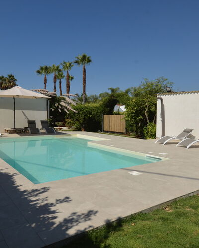 Villa Benvenuti al Sud: Schwimmbad, Resort, Gartenmöbel, Schatten, Verbundwerkstoff, Sonnenliege, Eco Hotel, Freizeit, Hazienda