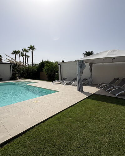 Villa Benvenuti al Sud: Schwimmbad, Schatten, Resort, Verbundwerkstoff, Gartenmöbel, Landscaping, Estate, Hazienda, Garten, Freizeit