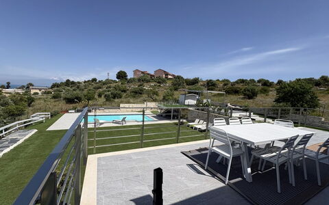 Rari House: Schwimmbad, Gartenmöbel, Zaun, Balkon