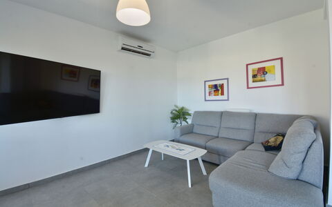 Rari House: Möbel, Interior Design, Flooring, Fussboden, Wand, Couch, Decke, Holz, Zimmer, Wohnzimmer