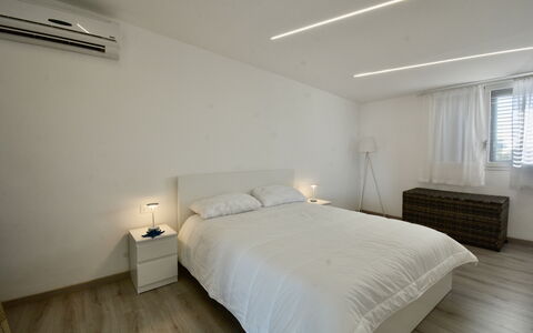 Rari House: Bett, Möbel, Interior Design, Schlafzimmer, Flooring, Wand, Fussboden, Bedding, Holz, Bettdecke