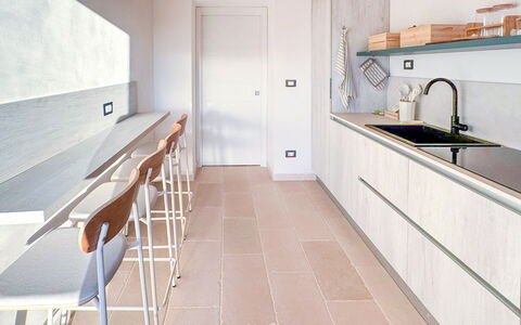 Tenuta Emma: Flooring, Holz, Interior Design, Küche, Fussboden, Countertop, Möbel, Cabinetry, Zuhause, Fliese