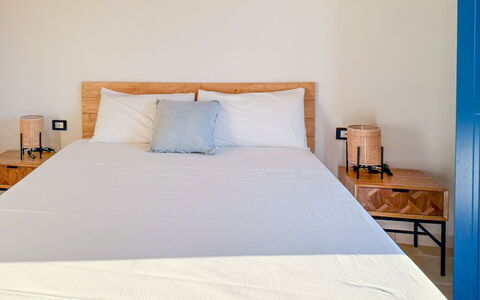 Tenuta Emma: Bett, Möbel, Schlafzimmer, Bedding, Holz, Bettdecke, Linens, Interior Design, Fussboden, Bettrahmen