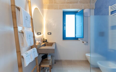 Tenuta Emma: Blau, Wand, Flooring, Fussboden, Verbundwerkstoff, Armatur, Decke, Light Fixture, Fliese, Badezimmer