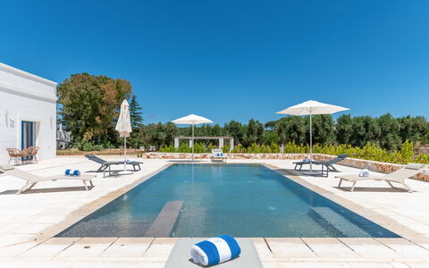 Tenuta Emma: Blau, Schwimmbad, Estate, Landscaping, Reflecting Pool, Resort, Villa, Ferienort