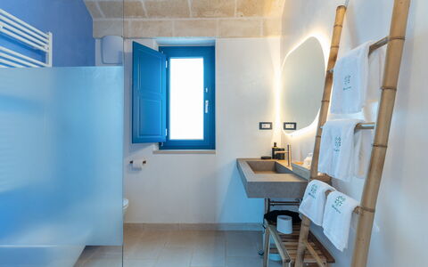 Tenuta Emma: Blau, Wand, Verbundwerkstoff, Armatur, Light Fixture, Badezimmer, Fliese, Design, Zapfhahn, Sinken