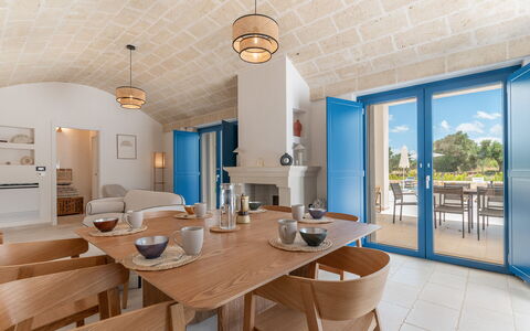 Tenuta Emma: Möbel, Flooring, Fussboden, Stuhl, Küche & Esszimmer Tisch, Tabelle, Zuhause, Tür, Esszimmer, Schatten