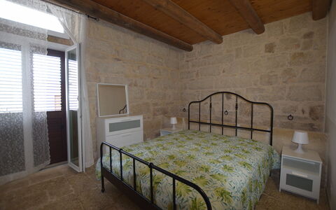 L'Oasi di Salvo: Möbel, Interior Design, Flooring, Schlafzimmer, Fussboden, Bett, Decke, Zimmer, Beleuchtung, Bedding
