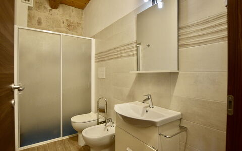 L'Oasi di Salvo: Flooring, Fussboden, Wand, Armatur, Interior Design, Badezimmer, Sinken, Bad Sink, Zapfhahn, Installation