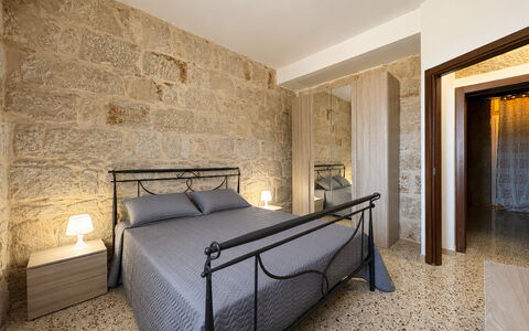 L'Oasi di Salvo: Flooring, Fussboden, Interior Design, Möbel, Decke, Zimmer, Schlafzimmer, Bett, Bettrahmen, Bedding