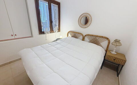 Porto Luna 1: Bett, Bedding, Möbel, Schlafzimmer, Interior Design, Bettdecke, Fussboden, Holz, Flooring, Linens