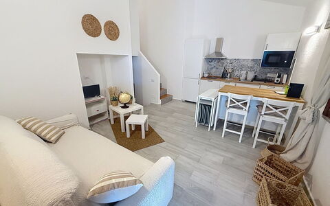 Porto Luna 1: Möbel, Flooring, Interior Design, Fussboden, Holz, Zimmer, Stuhl, Tabelle, Wohnzimmer, Zuhause