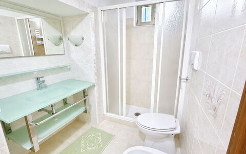Porto Luna 1: Bad Sink, Flooring, Armatur, Fussboden, Interior Design, Sinken, Badezimmer, Zapfhahn, Installation, Möbel