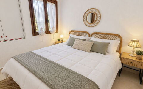 Porto Luna 1: Bett, Möbel, Bedding, Interior Design, Schlafzimmer, Bettdecke, Holz, Fussboden, Linens, Flooring