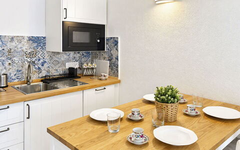 Porto Luna 1: Countertop, Flooring, Küche, Möbel, Interior Design, Cabinetry, Fussboden, Zuhause, Armatur, Beleuchtung