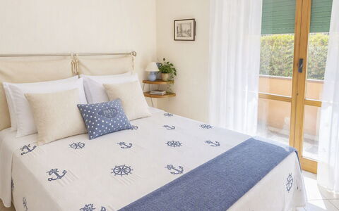 Coniglio Beach: Schlafzimmer, Bett, Möbel, Bettdecke, Linens, Holz, Bedding, Interior Design, Textil, Fussboden