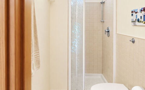 Coniglio Beach: Armatur, Badezimmer, Wand, Flooring, Fussboden, Interior Design, Tür, Installation, Zuhause, Dusche