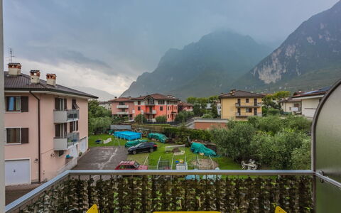 Nala: Gebirge, Balkon, Alpen, Bergdorf