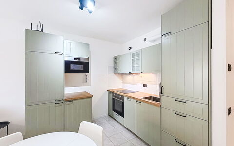 Nala: Cabinetry, Countertop, Küchengerät, Küche, Möbel, Flooring, Interior Design, Major Appliance, Holz, Fussboden