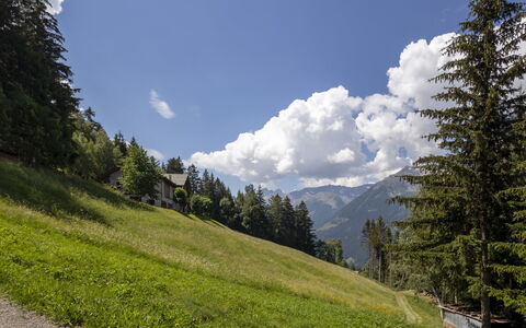 Chalet Ralon: Himmel, Bergforms, Baum, Gras, Berg, Natur, Grün, Natürlichen Umgebung, Hügel, Natürliche Landschaft