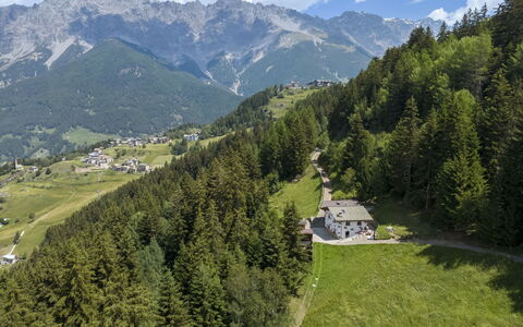 Chalet Ralon: Bergforms, Baum, Berg, Natur, Hügel, Natürliche Landschaft, Hochland, Landschaft, Gebirge